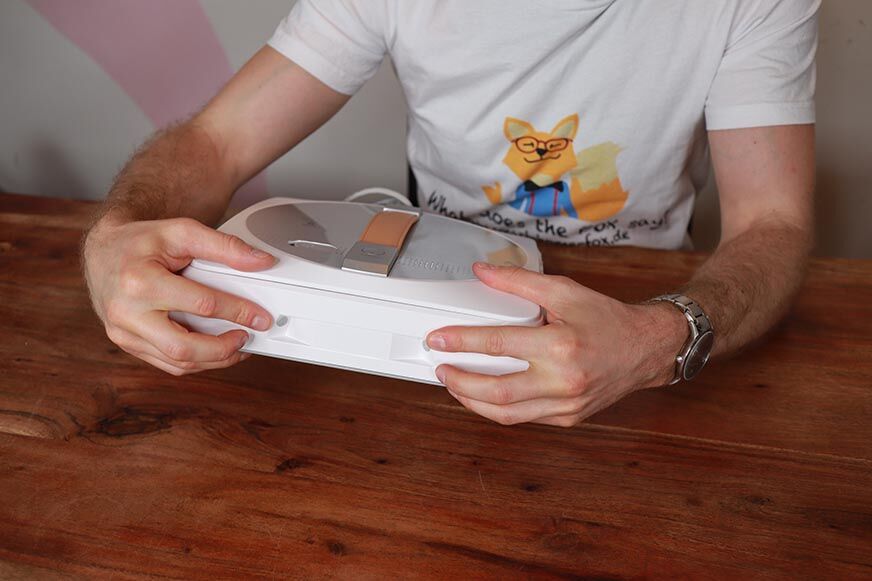 Der Ecovacs WINBOT W1 PRO wird in den Händen gehalten